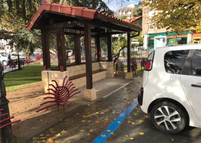 El Ayuntamiento de Colindres instala una marquesina en la parada de taxis del municipio