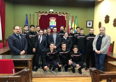 Javier Incera felicita al equipo juvenil masculino del Club Balonmano Colindres por su victoria en el Campeonato de Cantabria