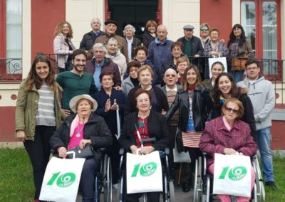 Los usuarios del Centro de Día de Colindres recuperan parte de la historia de la finca Villa Luz