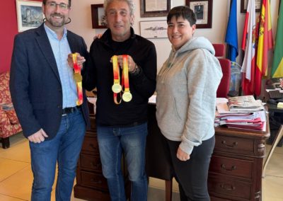 El Alcalde de Colindres recibe al atleta Mamel Expósito tras su victoria en el Campeonato de España Master celebrado en Antequera